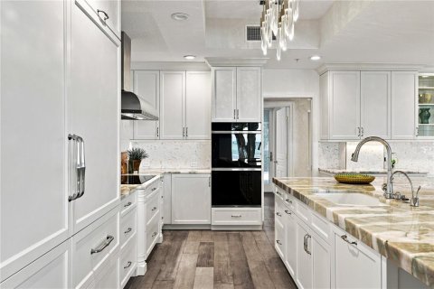 Townhouse in Tampa, Florida 5 bedrooms, 445.56 sq.m. № 2196927 - photo 16