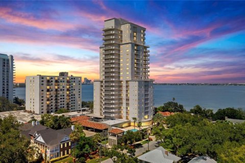 Townhouse in Tampa, Florida 5 bedrooms, 445.56 sq.m. № 2196927 - photo 9
