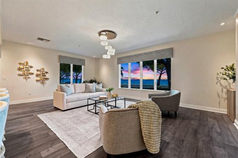 Townhouse in Tampa, Florida 5 bedrooms, 445.56 sq.m. № 2196927 - photo 24