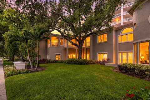 Townhouse in Tampa, Florida 5 bedrooms, 445.56 sq.m. № 2196927 - photo 4