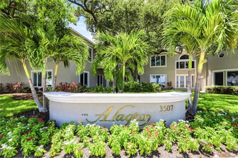 Townhouse in Tampa, Florida 5 bedrooms, 445.56 sq.m. № 2196927