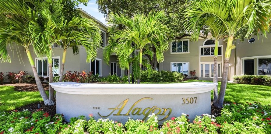 Townhouse in Tampa, Florida 5 bedrooms, 445.56 sq.m. № 2196927