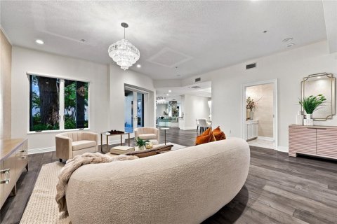 Townhouse in Tampa, Florida 5 bedrooms, 445.56 sq.m. № 2196927 - photo 12