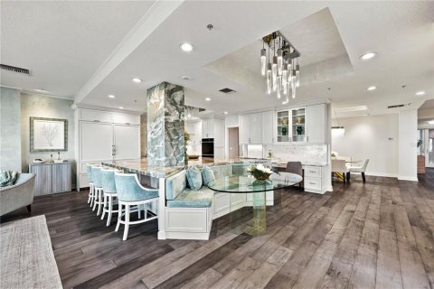 Townhouse in Tampa, Florida 5 bedrooms, 445.56 sq.m. № 2196927 - photo 13
