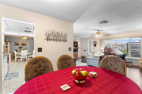 House in Pinellas Park, Florida 2 bedrooms, 161.37 sq.m. № 1916224 - photo 27