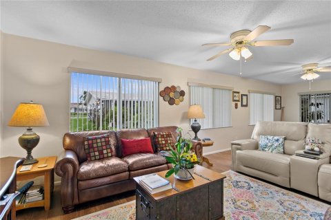 House in Pinellas Park, Florida 2 bedrooms, 161.37 sq.m. № 1916224 - photo 21