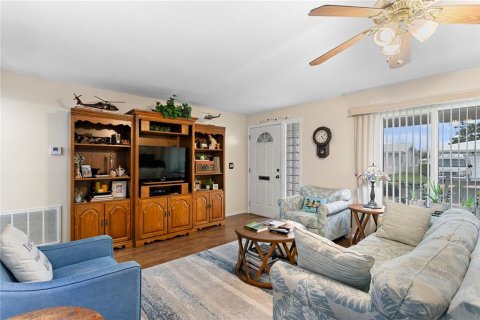 House in Pinellas Park, Florida 2 bedrooms, 161.37 sq.m. № 1916224 - photo 12