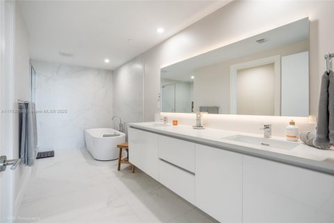 Condo in Pompano Beach, Florida, 3 bedrooms  № 1711128 - photo 22