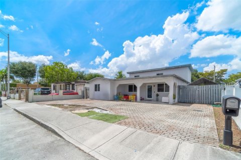 Commercial property in Hialeah, Florida 299.89 sq.m. № 1840937 - photo 2