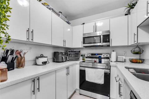Commercial property in Hialeah, Florida 299.89 sq.m. № 1840937 - photo 10