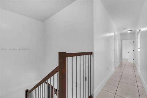 Commercial property in Hialeah, Florida 299.89 sq.m. № 1840937 - photo 28