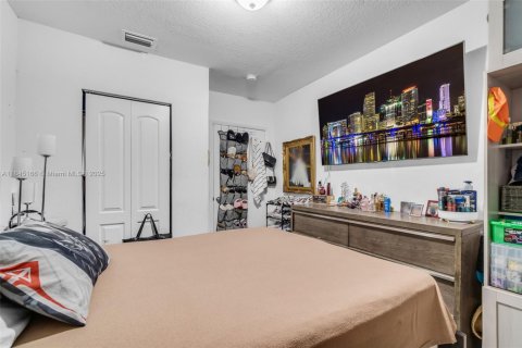 Commercial property in Hialeah, Florida 299.89 sq.m. № 1840937 - photo 12