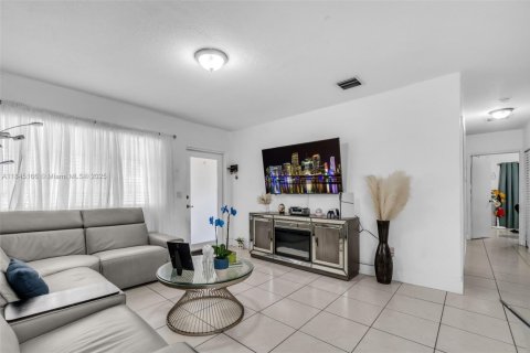 Commercial property in Hialeah, Florida 299.89 sq.m. № 1840937 - photo 6