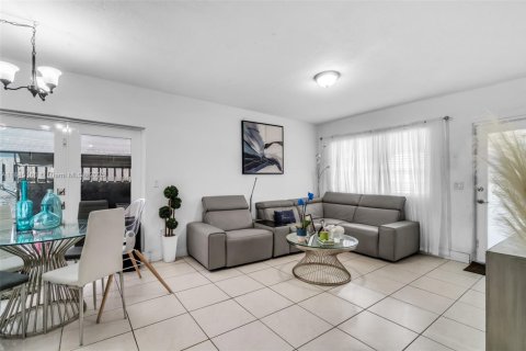 Commercial property in Hialeah, Florida 299.89 sq.m. № 1840937 - photo 5