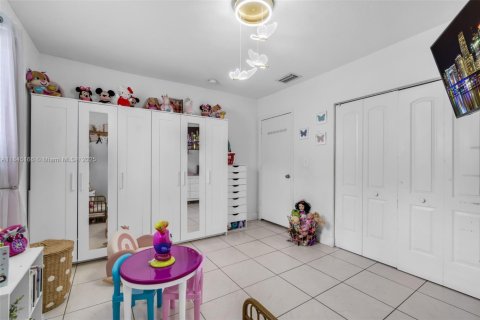 Commercial property in Hialeah, Florida 299.89 sq.m. № 1840937 - photo 17