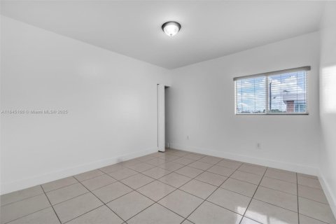 Commercial property in Hialeah, Florida 299.89 sq.m. № 1840937 - photo 29