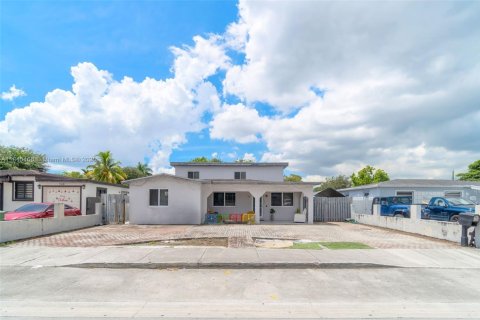 Commercial property in Hialeah, Florida 299.89 sq.m. № 1840937 - photo 1