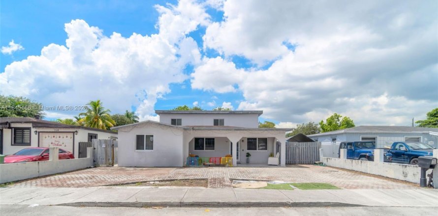 Commercial property in Hialeah, Florida 299.89 sq.m. № 1840937