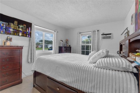 Villa ou maison à vendre à Miami, Floride: 3 chambres, 142.98 m2 № 1941641 - photo 12