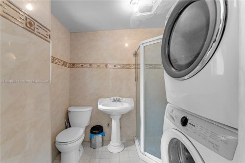 Villa ou maison à vendre à Miami, Floride: 3 chambres, 142.98 m2 № 1941641 - photo 16