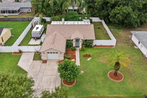 House in Land O' Lakes, Florida 4 bedrooms, 161.65 sq.m. № 2354489