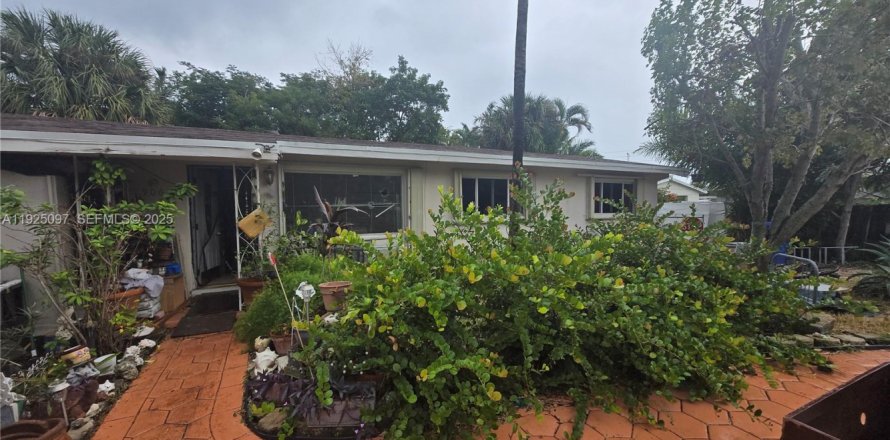 House in Pompano Beach, Florida 4 bedrooms, 135.45 sq.m. № 2038282