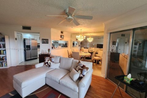 Condo in Pembroke Pines, Florida, 1 bedroom № 2080359