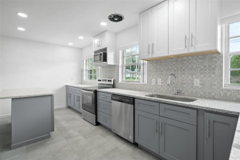 Commercial property in Orlando, Florida 6 bedrooms, 251.77 sq.m. № 2235536 - photo 13