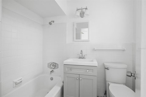 Commercial property in Orlando, Florida 6 bedrooms, 251.77 sq.m. № 2235536 - photo 29