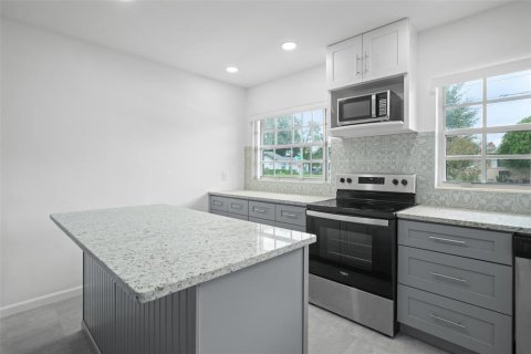 Commercial property in Orlando, Florida 6 bedrooms, 251.77 sq.m. № 2235536 - photo 15