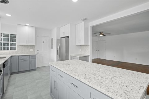 Commercial property in Orlando, Florida 6 bedrooms, 251.77 sq.m. № 2235536 - photo 12