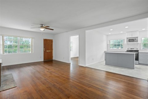 Commercial property in Orlando, Florida 6 bedrooms, 251.77 sq.m. № 2235536 - photo 7