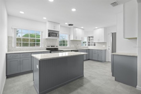 Commercial property in Orlando, Florida 6 bedrooms, 251.77 sq.m. № 2235536 - photo 11