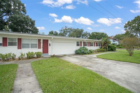 Commercial property in Orlando, Florida 6 bedrooms, 251.77 sq.m. № 2235536 - photo 2