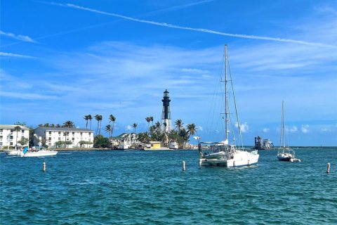 Townhouse in Lighthouse Point, Florida 2 bedrooms, 100.33 sq.m. № 1029605 - photo 1