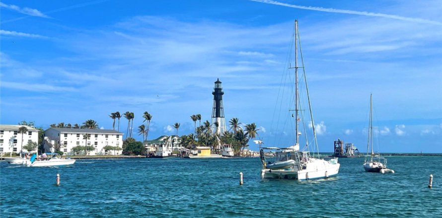 Townhouse in Lighthouse Point, Florida 2 bedrooms, 100.33 sq.m. № 1029605