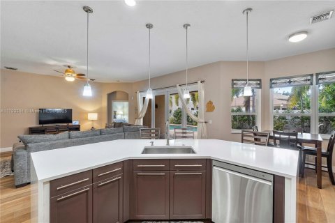 House in Coral Springs, Florida 4 bedrooms, 210.7 sq.m. № 1688805 - photo 14