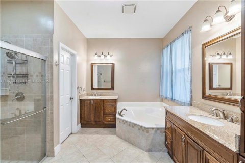 House in Coral Springs, Florida 4 bedrooms, 210.7 sq.m. № 1688805 - photo 27