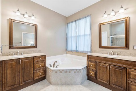 House in Coral Springs, Florida 4 bedrooms, 210.7 sq.m. № 1688805 - photo 28