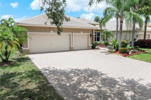 House in Coral Springs, Florida 4 bedrooms, 210.7 sq.m. № 1688805 - photo 3