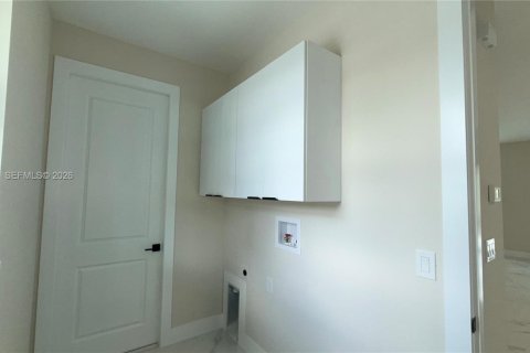 House in Lehigh Acres, Florida 3 bedrooms, 143.07 sq.m. № 2055684 - photo 24