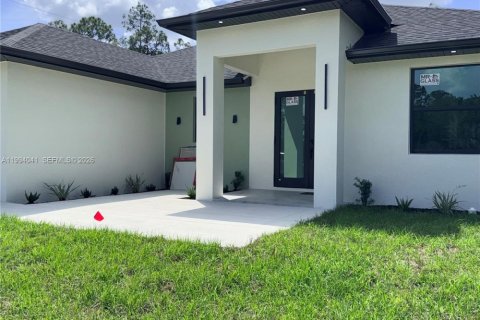 House in Lehigh Acres, Florida 3 bedrooms, 143.07 sq.m. № 2055684 - photo 2