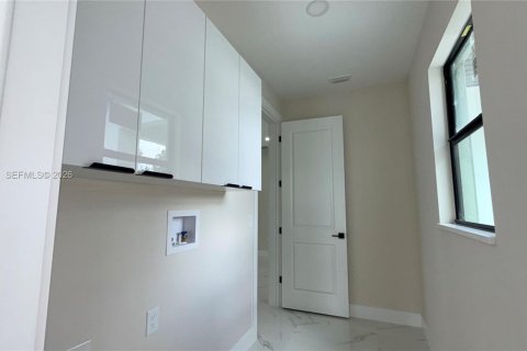 House in Lehigh Acres, Florida 3 bedrooms, 143.07 sq.m. № 2055684 - photo 23