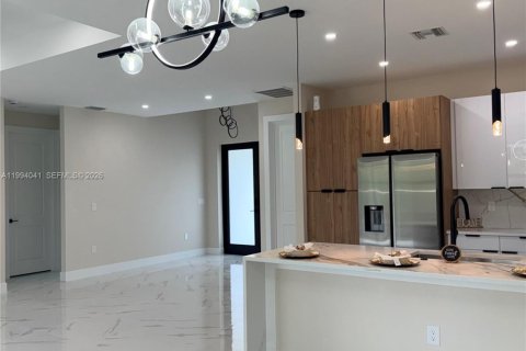 House in Lehigh Acres, Florida 3 bedrooms, 143.07 sq.m. № 2055684 - photo 7