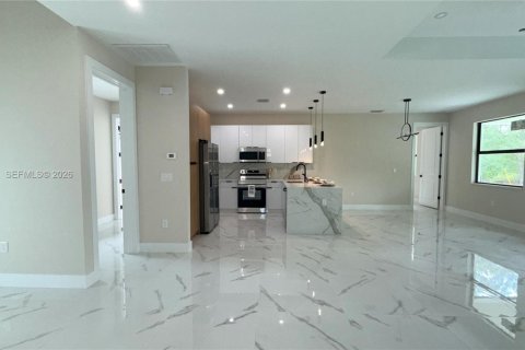House in Lehigh Acres, Florida 3 bedrooms, 143.07 sq.m. № 2055684 - photo 15