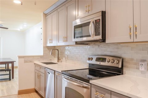 Townhouse in Tampa, Florida 3 bedrooms, 165.18 sq.m. № 1912165 - photo 26