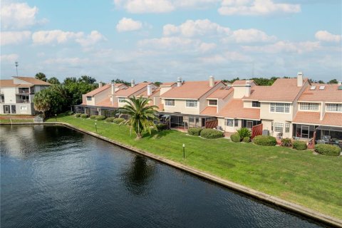 Townhouse in Tampa, Florida 3 bedrooms, 165.18 sq.m. № 1912165 - photo 8