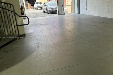 Commercial property in Doral, Florida № 1228549