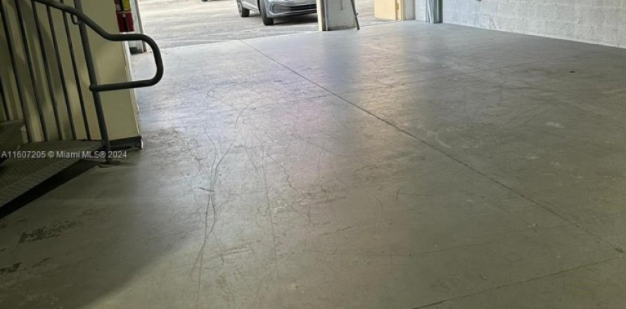 Commercial property in Doral, Florida № 1228549