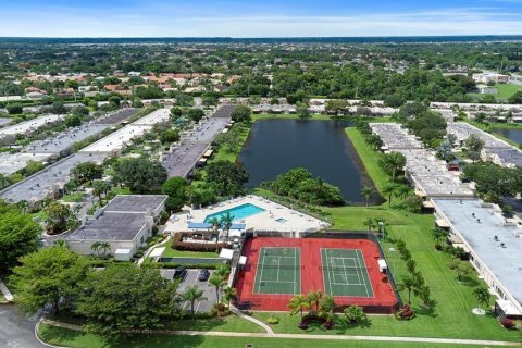 House in Boca Raton, Florida 2 bedrooms, 113.99 sq.m. № 1098868 - photo 1